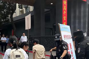 一件不够了？多人找萨拉赫换球衣，萨拉赫：我回去再给你一件